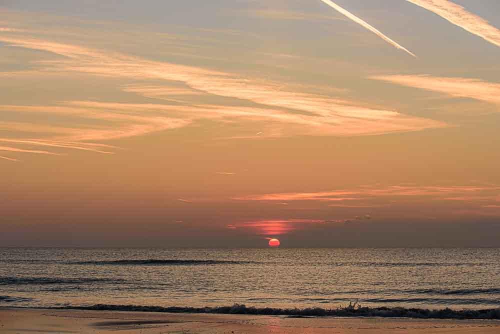 zonsondergang strand hargen aan zee
